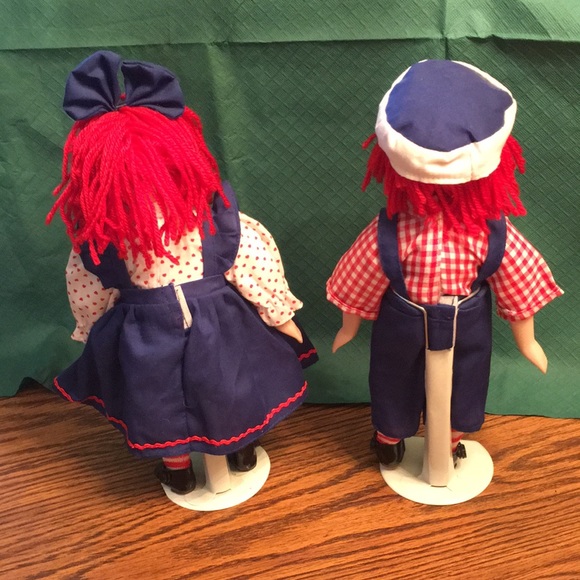 Raggedy Ann and Andy porcelain vintage dolls on metal stand - Picture 2 of 4